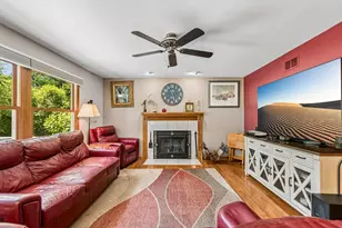 219 Woodlawn Dr, Mundelein, IL 60060 - Photo 4