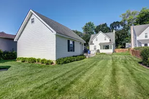 1113 Douglas Ct, Waukegan, IL 60085 - Photo 6