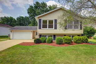 223 W Tanglewood Dr, Arlington Heights, IL 60004 - Photo 1