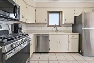 11111 Heritage Dr, Palos Hills, IL 60465 - Photo 8