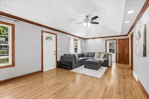 116 Valley Dr, Oakwood Hills, IL 60013 - Photo 2