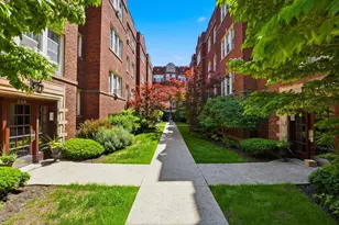 240 S Maple Ave, Oak Park, IL 60302 - Photo 1