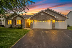 219 Acorn Dr, Poplar Grove, IL 61065 - Photo 2