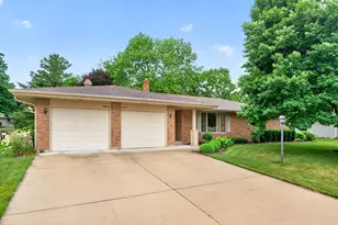 1811 Park Ave, Sycamore, IL 60178 - Photo 2