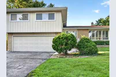 800 Ridgemoor Drive W, Willowbrook, IL 60527 - Photo 2