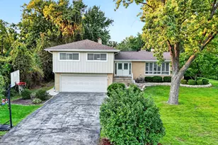 800 Ridgemoor Dr W, Willowbrook, IL 60527 - Photo 1