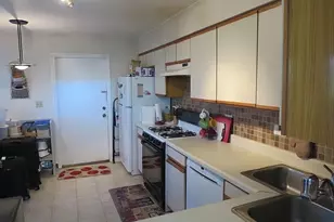 1042 Courtland Dr, Buffalo Grove, IL 60089 - Photo 2