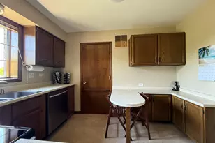 6135 Essex Ct, Willowbrook, IL 60527 - Photo 8