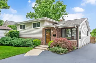 393 Grandview Ave, Glen Ellyn, IL 60137 - Photo 2