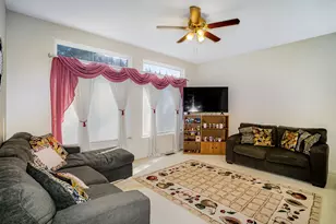 384 S Clearview Circle, Round Lake, IL 60073 - Photo 10