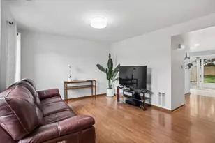 407 Chelsea Cove, Roselle, IL 60172 - Photo 2