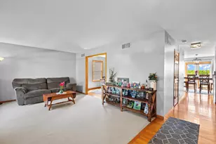 531 Meadow Ln, Hinckley, IL 60520 - Photo 4