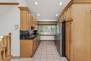 5261 Mulford St, Skokie, IL 60077 - Photo 8