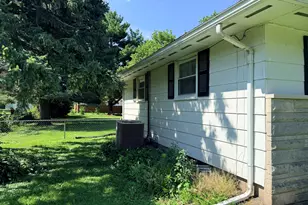 879 E Honeywell Ave, Hoopeston, IL 60942 - Photo 2