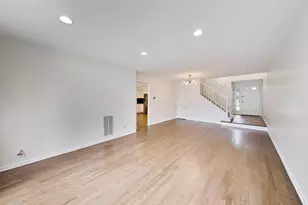 437 Grosse Pointe Cir, Vernon Hills, IL 60061 - Photo 4