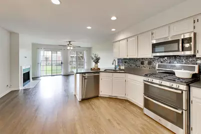 437 Grosse Pointe Circle #437, Vernon Hills, IL 60061 - Photo 8
