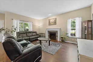 546 Clayton Cir, Sycamore, IL 60178 - Photo 2