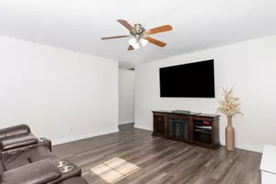 42 Circle Dr W, Montgomery, IL 60538 - Photo 10