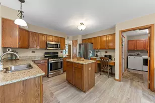 571 Lakeview Dr, Oswego, IL 60543 - Photo 8