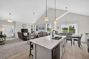 511 Amherst Dr, Sycamore, IL 60178 - Photo 8