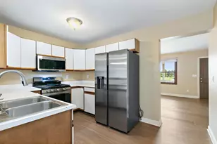 1435 Moluf St, Dekalb, IL 60115 - Photo 4