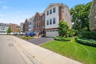 2492 Huntleigh Ln, Woodridge, IL 60517 - Photo 2