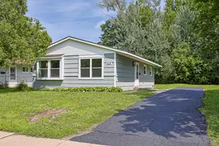 414 Tulsa Ave, Carpentersville, IL 60110 - Photo 2