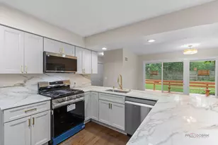 28 Plymouth Ct, Lincolnshire, IL 60069 - Photo 10