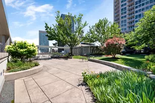807 Davis St, Evanston, IL 60201 - Photo 32