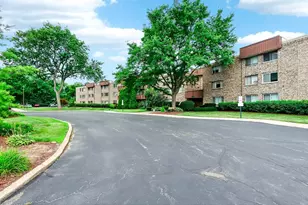 2650 Brookwood Way Dr, Rolling Meadows, IL 60008 - Photo 2