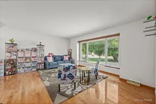 163 S Circle Ave, Bloomingdale, IL 60108 - Photo 2