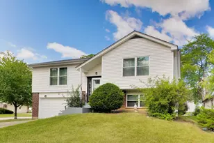 2 Oakmont Ct, Streamwood, IL 60107 - Photo 2