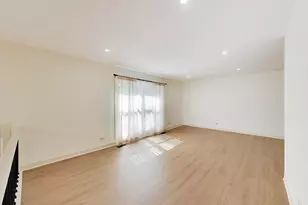 2 Oakmont Ct, Streamwood, IL 60107 - Photo 6