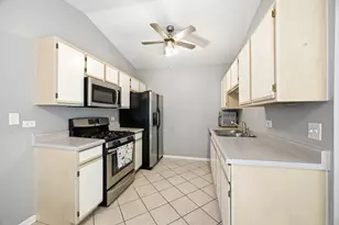 383 Woodview Cir, Elgin, IL 60120 - Photo 4
