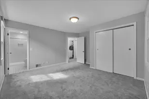 1049 Oswego Rd, Naperville, IL 60540 - Photo 18