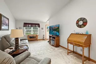 562 Pine Meadow Dr, Dixon, IL 61021 - Photo 2
