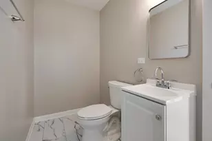 1060 Warwick Ln, Elk Grove Village, IL 60007 - Photo 14