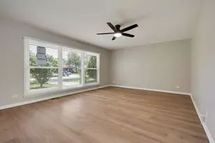 1060 Warwick Ln, Elk Grove Village, IL 60007 - Photo 4