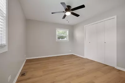 1060 Warwick Lane, Elk Grove Village, IL 60007 - Photo 12
