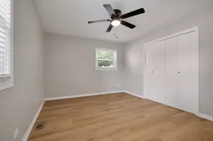 1060 Warwick Ln, Elk Grove Village, IL 60007 - Photo 12