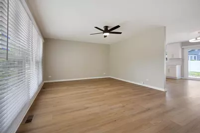 1060 Warwick Lane, Elk Grove Village, IL 60007 - Photo 2