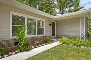 1060 Warwick Ln, Elk Grove Village, IL 60007 - Photo 20
