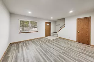 816 Mansfield Ct, Schaumburg, IL 60194 - Photo 2