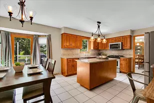 735 Queens Gate Cir, Sugar Grove, IL 60554 - Photo 4