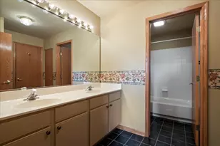7951 Hedgewood Dr, Darien, IL 60561 - Photo 16