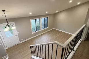 208 Albert Dr, Vernon Hills, IL 60061 - Photo 2