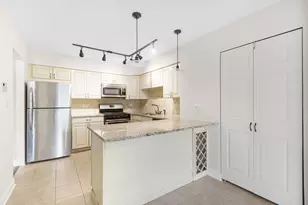 608 Westwood Ct, Wheeling, IL 60090 - Photo 8