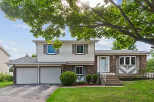 4691 Huntington Blvd, Hoffman Estates, IL 60192 - Photo 1