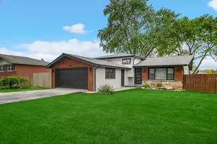 10324 S 81st Ave, Palos Hills, IL 60465 - Photo 2