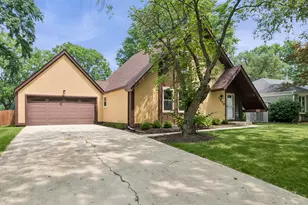 1539 Foxhill Rd, Naperville, IL 60563 - Photo 2